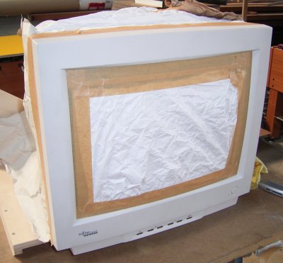 Der Monitor wird abgeklebt