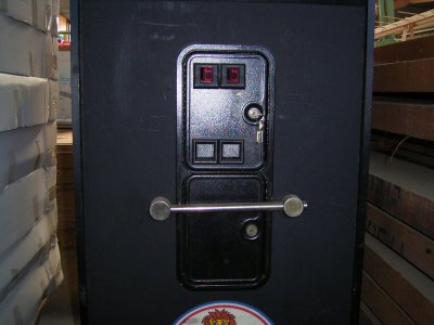 Doppelmuenztuer aus einem alten Dartautomaten
